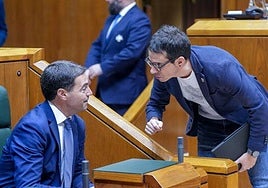 El lehendakari, Imanol Pradales, conversa en el Parlamento vasco con Pello Otxandiano, de Bildu.