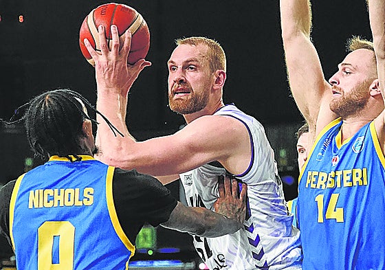 Tryggvi Hlinason tantea el pase durante una posesión en el partido del Surne ante el Persiteri en la FIBA Europe Cup