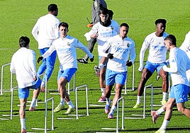 Los futbolistas del Real Madrid, durante un entrenamiento para preparar el choque en San Mamés.
