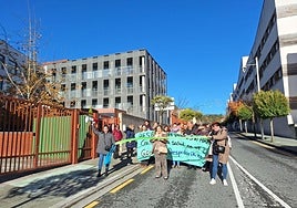 Las empleadas cortan el precinto con el que daban inicio a los tres días de huelga.