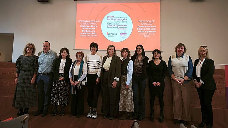 Nadia Nemeh, alcaldesa de Bermeo (tercera por la izquierda), entre las representantes muncipoales que han participado esta mañana en la asamblea de Igualdad.