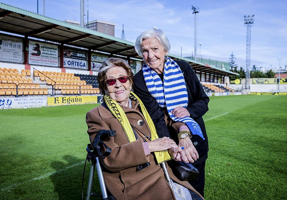 Asun Gorospe, con la bufanda del Alavés, y Elisa Lavilla, con los colores del Portugalete, en el campo de La Florida, escenario del duelo copero.
