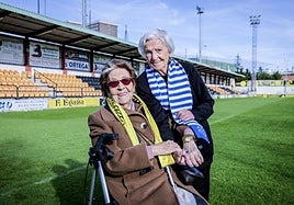 Asun Gorospe, con la bufanda del Alavés, y Elisa Lavilla, con los colores del Portugalete, en el campo de La Florida, escenario del duelo copero.