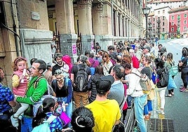 Familias realizaron movilizaciones hace un tiempo para lograr el corte de un carril al tráfico que permitiera ampliar la acera y así tener un acceso «digno» al colegio.