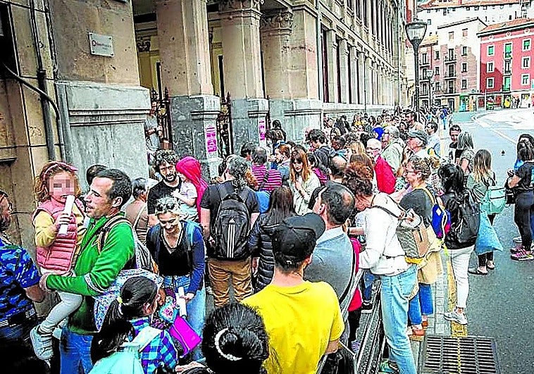 Familias realizaron movilizaciones hace un tiempo para lograr el corte de un carril al tráfico que permitiera ampliar la acera y así tener un acceso «digno» al colegio.