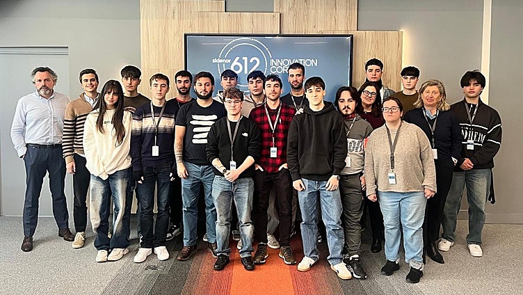 Los estudiantes junto a Íñigo Legua (a la izquierda) y su profesora Susana Anacabe.