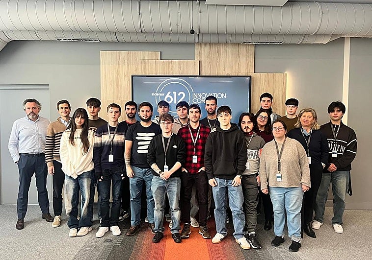 Los estudiantes junto a Íñigo Legua (a la izquierda) y su profesora Susana Anacabe.