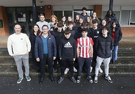 El alumnado participante junto a sus profesores y Paula Jorge y Alfonso San Vicente.