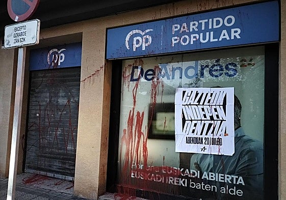 El PP acusa a Ernai de atacar con pintura su sede en el centro de Bilbao