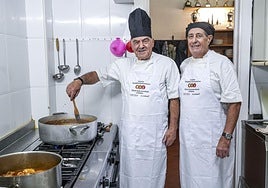 Marcelino Fadón Prieto y Agustín Barrón Pérez ultiman la elaboración de sus platos. Sobre estas líneas, la alubia pinta alavesa acompañada con rellenos y el pollo lumagorri flambeado.