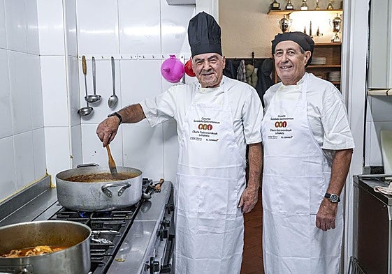 Marcelino Fadón Prieto y Agustín Barrón Pérez ultiman la elaboración de sus platos. Sobre estas líneas, la alubia pinta alavesa acompañada con rellenos y el pollo lumagorri flambeado.