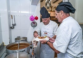 Marcelino Fadón y Agustín Barrón se afanan en la cocina.