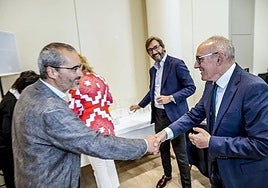 David Rodríguez (Podemos) saluda al diputado general, Ramiro González (PNV), en presencia de Iñaki Oyarzabal (PP).