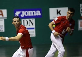 Altuna III se coloca para golpear la pelota con la derecha, mientras Ezkurdia recupera su sitio en la zaga.