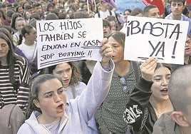 Manifestación en Bilbao contra el bullying, convocada tras el suicidio de la sevillana Sandra Peña por este motivo el pasado mes de octubre.