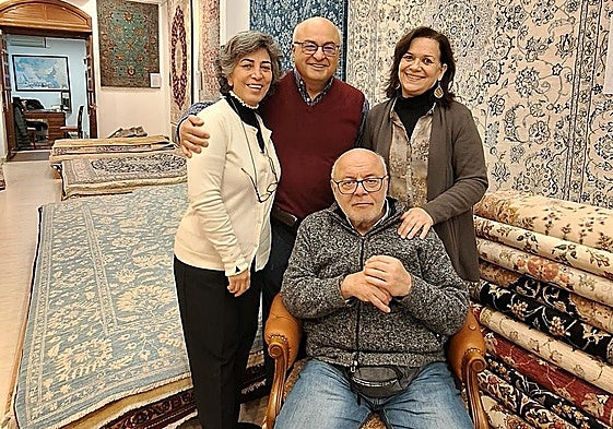 La familia Massarrat se jubila tras 50 años en Bilbao: su tienda de alfombras cierra con grandes descuentos