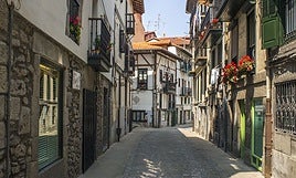 Las calles de trazado medieval forman parte de la riqueza patrimonial del casco viejo de Lekeitio.