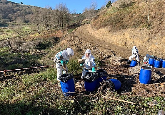 Retirada de lindane en el antiguo vertedero de Artxanda.