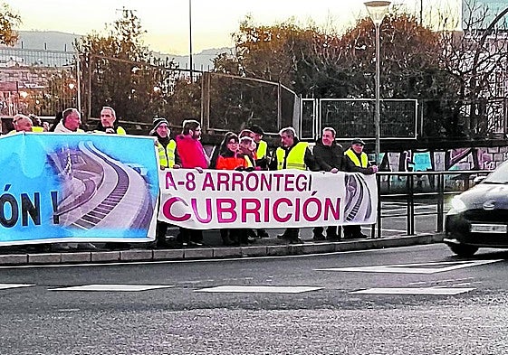 Concentración ayer de varios vecinos afectados por el ruido del tráfico junto a la salida hacia el puente de Rontegi.