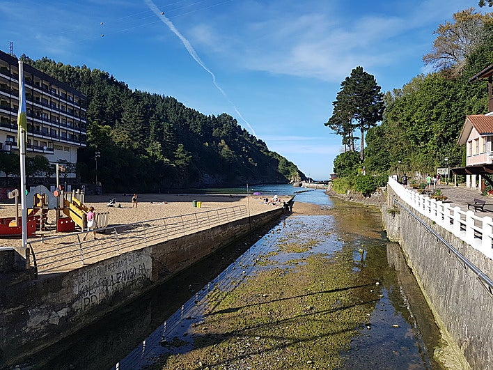 Ea concluirá el saneamiento de su playa, puerto y ría en cuatro meses