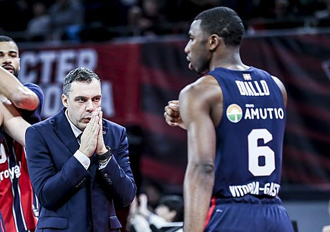 Paolo Galbiati recibe a Diallo con gesto contrariado en su camino hacia el banquillo.