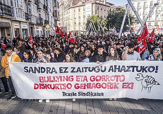 Cientos de estudiantes se manifestaron el pasado 28 de octubre en Vitoria contra el acoso escolar tras el suicidio de la joven Sandra Peña.