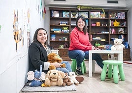 Joana Méndez y Zulaima García en el espacio de ocio de la Fundación Ehunbide.