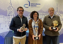 El presidente de la SD Amorebieta, Jon Larrea; la alcaldesa Ainhoa Salterain; y Serafín Loroño, representante de la empresa patrocinadora Lointek
