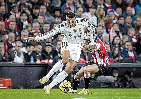 Iñigo Lekue trata de sujetar sin éxito a Mbappé en la acción del primer gol del delantero madridista.