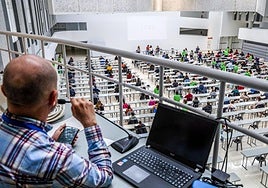 Los aspirantes a la OPE municipal durante el primero de los exámenes.