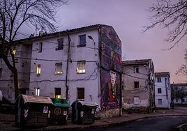 Bloques del barrio okupado de Errekaleor, cuyo propietario legal es el Ayuntamiento de Vitoria.