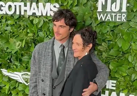 El tierno gesto de Jacob Elordi, el actor con raíces vizcaínas que triunfa en Hollywood: «Una foto con mamá»