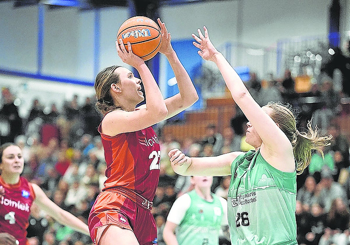 Bessoir lanza a canasta durante una posesión.