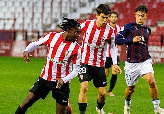 Manex Rezola, en el centro, en un UD Logroñés-Eibar B.