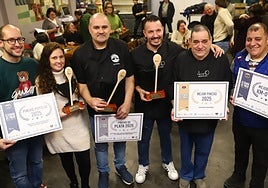 Los premiados posan con sus 'trofeos' y los premios del certamen.