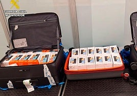Intervienen más de cien móviles valorados en 9.300 euros en el aeropuerto de Loiu a un pasajero que viajaba a Guinea