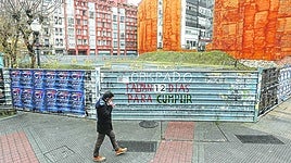 Imagen de ayer en solar en la calle Barraincúa, que mantiene la cuenta atrás actualizada en una de sus vallas.