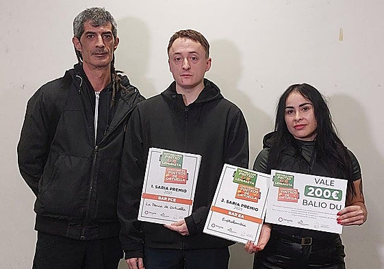 Pedro Pablo Sainz, concejal de Comercio, junto a Endika Seco, al frente del bar PCE, y Tatiana Rivera, del bar EA.