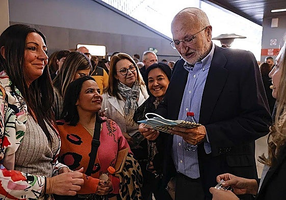 Juan Roig recibe un regalo de un grupo de asistentes al acto celebrado en el Roig Arena.