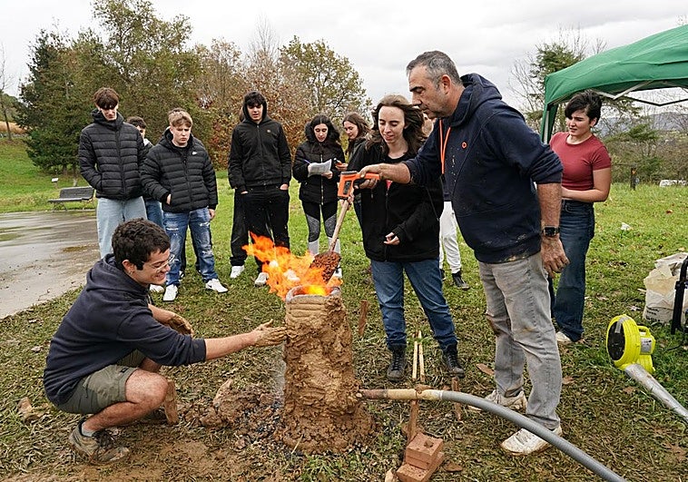 El horno fue construido desde cero por los propios estudiantes con arcilla que también se encargaron de alimentarlo de carbón hecho por ellos y hematite que extrajeron en Gallarta.