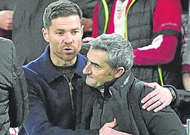 Xabi Alonso y Ernesto Valverde se saludan al final del partido.