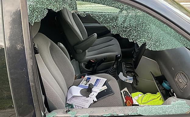 Documentación particular a plena vista en otro de los turismos vandalizados.