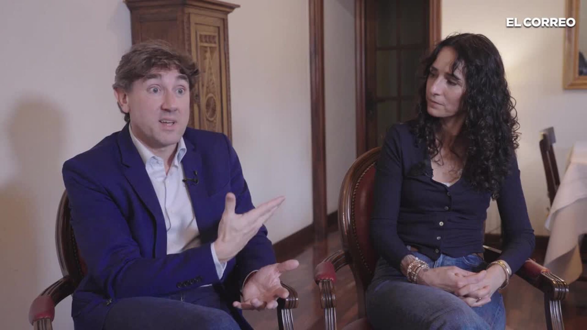 Eneko Andueza, secretario general del PSE-EE, conversa con Maider García, víctima de los GAL