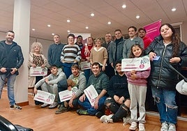 Los cheques se han entregado en el salón de plenos municipal.