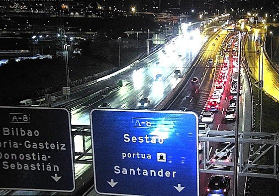 Finalizan las retenciones en la A-8 tras un accidente múltiple a la altura de Barakaldo en sentido Muskiz