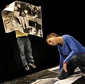 Aktore batzuk, oholtza gainean.