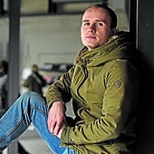 Julen Apellak estilo zainduz eta xehetasunak eta keinuak mimatuz eraikitzen du 'Sakelako bihotzak' bere azken lana.