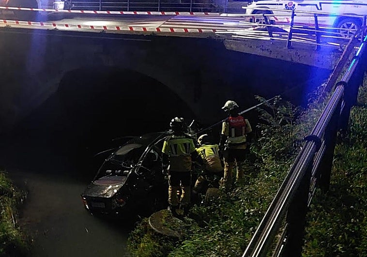 https://s2.ppllstatics.com/elcorreo/www/multimedia/2025/12/04/bomberos-coche-markina-k9zD--758x531@El%20Correo.jpeg