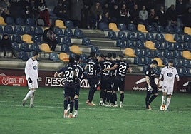 La escuadra armera festeja el primer gol que Magunazelaia regaló a Martón.