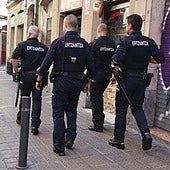 Agentes de la Ertzaintza patrullan por el barrio de San Francisco en Bilbao.